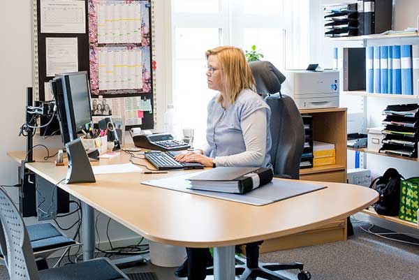 EJ-TILL-BLOGGAR-tjej-vid-skrivbord-600×400