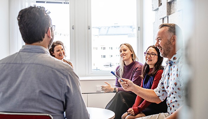 grupp-diskuterar-och-hjälper-varandra Så väljer du rätt redovisningsbyrå